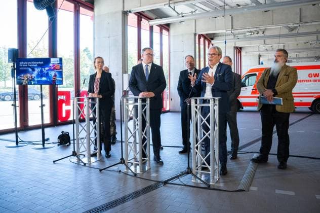 THÜRINGER LANDESREGIERUNG TRITT ERSTMALS ZUM SICHERHEITSKABINETT ZUSAMMEN ** NUR FÜR REDAKTIONELLE ZWECKE ** EDITORIAL USE ONLY **<p>06 10 2026-Erfurt: Die Thüringer Landesregierung kommt im Gefahrenabwehrzentrum Süd in Erfurt erstmals zu einem Sicherheitskabinett zusammen. Gemeinsam mit Vertretern der Sicherheitsbehörden und der Bundeswehr berät das Kabinett über den Schutz vor hybriden Bedrohungen, Cyberangriffen und Drohnen sowie über Krisenvorsorge und den Operationsplan Deutschland. Ministerpräsident Mario Voigt, mitte, Innenminister Georg Maier, rechts, und Finanzministerin Katja Wolf, links, informieren anschließend über die Ergebnisse. ( Deutschland Thueringen Erfurt Copyright: SaschaxFromm