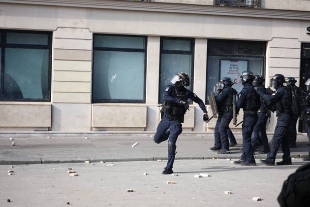 Student Demonstration - Paris Clashes on the sidelines of the students protest against the current state of public education, once again, on October 6, 2026, in Paris, France. They demand more resources for the national education system, and raise against the far right party - le Rassemblement National. Photo by Raphael Lafargue ABACAPRESS.COM Paris France  Copyright: xLafarguexRaphael ABACAx