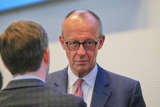 Berlin, Deutschland, 06.10.2026: Deutscher Bundestag: Unions-Fraktionssitzung: Bundeskanzler Friedrich Merz (CDU), rechts, unterhält sich mit Frederik Bouffier (CDU), links Copyright: xdtsxNachrichtenagenturx dts_137341