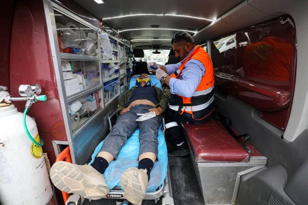 Four Palestinians injured in attacks by Israeli settlers in Nablus NABLUS, WEST BANK, PALESTINE - OCTOBER 6: Agence France-Presse (AFP) photojournalist Jaafar Ashtiyeh, who is injured at the scene, is taken to hospital by ambulance following an Israelis attack Palestinian farmers harvesting olives on their land in the town of Aqraba, south of Nablus, West Bank, Palestine, on October 6, 2026. Nedal Eshtayah Anadolu Nablus West Bank. Editorial use only. Please get in touch for any other usage.  Copyright: x2026xAnadoluxNedalxEshtayahx