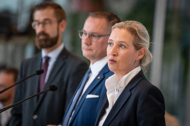 Tino Chrupalla, AfD-Partei- und Fraktionsvorsitzender mit Alice Weidel, AfD-Partei- und Fraktionsvorsitzende, im Hintergrund Marcus Schmidt, Pressesprecher der AfD-Bundestagsfraktion;Pressestatement der beiden Parteivorsitzenden und Fraktionsvorsitzenden der AfD vor Beginn der Fraktionssitzung im Deutschen Bundestag, Berlin Berlin Deutschland Bundestag