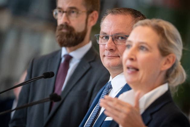 Tino Chrupalla, AfD-Partei- und Fraktionsvorsitzender mit Alice Weidel, AfD-Partei- und Fraktionsvorsitzende, im Hintergrund Marcus Schmidt, Pressesprecher der AfD-Bundestagsfraktion;Pressestatement der beiden Parteivorsitzenden und Fraktionsvorsitzenden der AfD vor Beginn der Fraktionssitzung im Deutschen Bundestag, Berlin Berlin Deutschland Bundestag