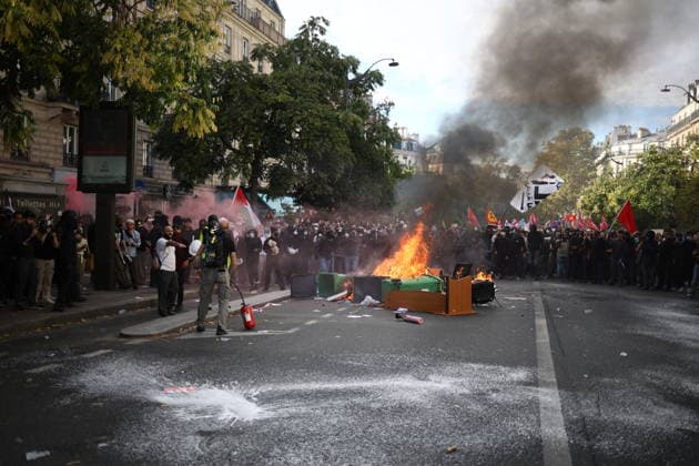 Student Demonstration - Paris Clashes on the sidelines of the students protest against the current state of public education, once again, on October 6, 2026, in Paris, France. They demand more resources for the national education system, and raise against the far right party - le Rassemblement National. Photo by Raphael Lafargue ABACAPRESS.COM Paris France  Copyright: xLafarguexRaphael ABACAx