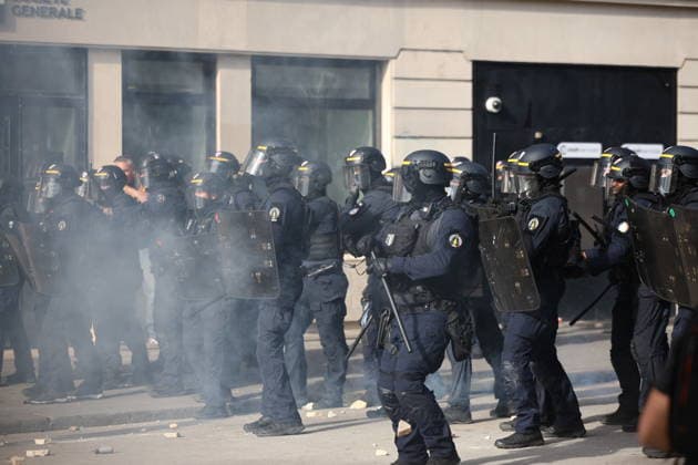 Student Demonstration - Paris Clashes on the sidelines of the students protest against the current state of public education, once again, on October 6, 2026, in Paris, France. They demand more resources for the national education system, and raise against the far right party - le Rassemblement National. Photo by Raphael Lafargue ABACAPRESS.COM Paris France  Copyright: xLafarguexRaphael ABACAx