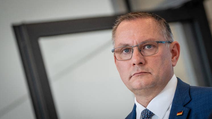 Tino Chrupalla, AfD-Partei- und Fraktionsvorsitzender;Pressestatement der beiden Parteivorsitzenden und Fraktionsvorsitzenden der AfD vor Beginn der Fraktionssitzung im Deutschen Bundestag, Berlin Berlin Deutschland Bundestag