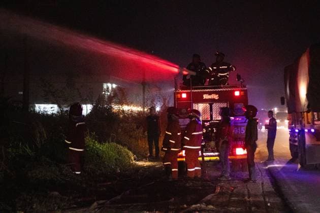 Land Fire Burns in Jambi, Indonesia JAMBI, INDONESIA, OCTOBER 6, 2026: Firefighters battle a land fire burning through trees and vegetation in the Penyengat Rendah area of Jambi City, as local residents observe the blaze. Forest and land fires across parts of Jambi and Sumatra continue to affect air quality and raise environmental concerns during the dry season. Jambi Indonesia Copyright: x xPrabanndaruxWahyuajix xJNAxPressx