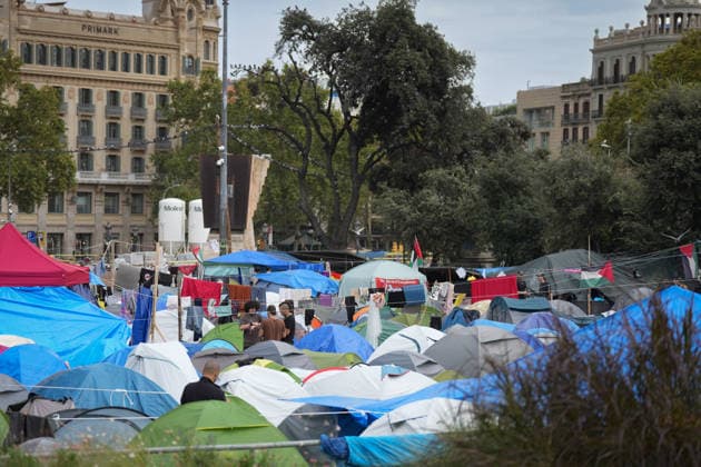 The housing protest camp in Barcelona continues. A general view of the housing protest camp in Plaza Catalunya on October 6, 2026, in Barcelona, Catalonia, Spain. The housing rights protest in Barcelona’s Plaza Catalunya marks its one-week anniversary this Tuesday. Participants are continuing the protest with no planned end date. OCTOBER 6, 2026 Barcelona Catalonia Barcelona Catalonia Spain  Copyright: xDavidxZorrakinox 7824918