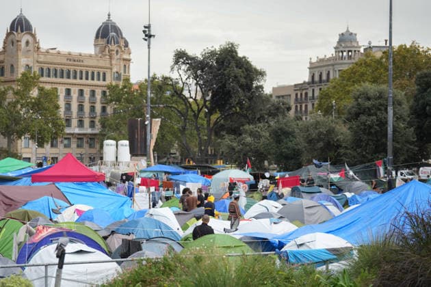 The housing protest camp in Barcelona continues. A general view of the housing protest camp in Plaza Catalunya on October 6, 2026, in Barcelona, Catalonia, Spain. The housing rights protest in Barcelona’s Plaza Catalunya marks its one-week anniversary this Tuesday. Participants are continuing the protest with no planned end date. OCTOBER 6, 2026 Barcelona Catalonia Barcelona Catalonia Spain  Copyright: xDavidxZorrakinox 7824919