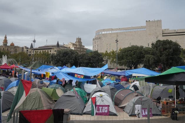The housing protest camp in Barcelona continues. A general view of the housing protest camp in Plaza Catalunya on October 6, 2026, in Barcelona, Catalonia, Spain. The housing rights encampment in Barcelona’s Plaza Catalunya marks its one-week anniversary this Tuesday. Participants are continuing the protest with no planned end date. OCTOBER 6, 2026 Barcelona Catalonia Barcelona Catalonia Spain  Copyright: xDavidxZorrakinox 7824925