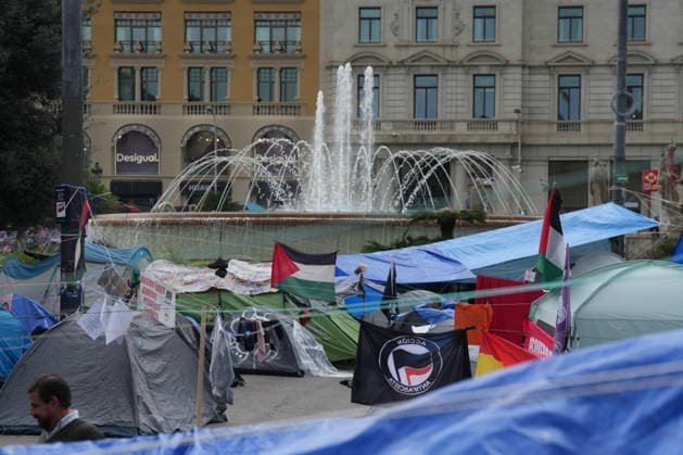 The housing protest camp in Barcelona continues. A general view of the housing protest camp in Plaza Catalunya on October 6, 2026, in Barcelona, Catalonia, Spain. The housing rights encampment in Barcelona’s Plaza Catalunya marks its one-week anniversary this Tuesday. Participants are continuing the protest with no planned end date. OCTOBER 6, 2026 Barcelona Catalonia Barcelona Catalonia Spain  Copyright: xDavidxZorrakinox 7824914