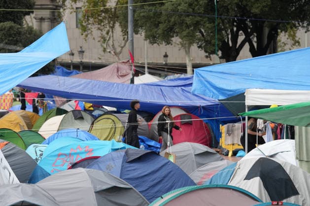 The housing protest camp in Barcelona continues. A general view of the housing protest camp in Plaza Catalunya on October 6, 2026, in Barcelona, Catalonia, Spain. The housing rights encampment in Barcelona’s Plaza Catalunya marks its one-week anniversary this Tuesday. Participants are continuing the protest with no planned end date. OCTOBER 6, 2026 Barcelona Catalonia Barcelona Catalonia Spain  Copyright: xDavidxZorrakinox 7824915