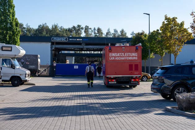 Maschinenbrand in Lagerhalle starke Rauchentwicklung Firmengebäude evakuiert Am Dienstag, 06.10.2026, kam es in Alzenau im Landkreis Aschaffenburg zu einem Maschinenbrand. Das Feuer entstand an einer Maschine im Bereich der Elektrik und verursachte starke Rauchentwicklung in Halle und Büros. Die Feuerwehr löschte den Brand zügig, das Gebäude wurde entraucht. Es gab keine Verletzten, rund 80 Einsatzkräfte waren vor Ort. Alzenau Bayern Deutschland