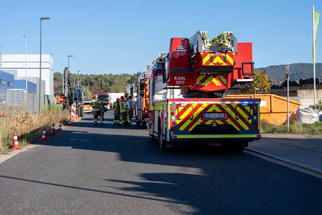 Maschinenbrand in Lagerhalle starke Rauchentwicklung Firmengebäude evakuiert Am Dienstag, 06.10.2026, kam es in Alzenau im Landkreis Aschaffenburg zu einem Maschinenbrand. Das Feuer entstand an einer Maschine im Bereich der Elektrik und verursachte starke Rauchentwicklung in Halle und Büros. Die Feuerwehr löschte den Brand zügig, das Gebäude wurde entraucht. Es gab keine Verletzten, rund 80 Einsatzkräfte waren vor Ort. Alzenau Bayern Deutschland