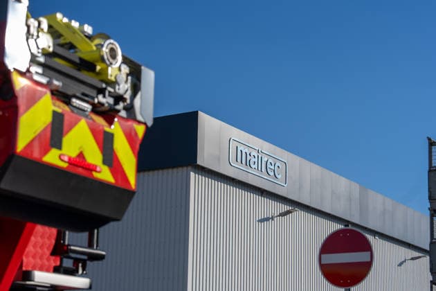 Maschinenbrand in Lagerhalle starke Rauchentwicklung Firmengebäude evakuiert Am Dienstag, 06.10.2026, kam es in Alzenau im Landkreis Aschaffenburg zu einem Maschinenbrand. Das Feuer entstand an einer Maschine im Bereich der Elektrik und verursachte starke Rauchentwicklung in Halle und Büros. Die Feuerwehr löschte den Brand zügig, das Gebäude wurde entraucht. Es gab keine Verletzten, rund 80 Einsatzkräfte waren vor Ort. Alzenau Bayern Deutschland