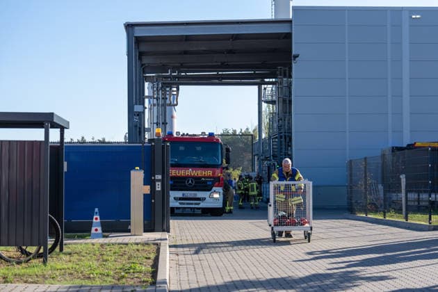 Maschinenbrand in Lagerhalle starke Rauchentwicklung Firmengebäude evakuiert Am Dienstag, 06.10.2026, kam es in Alzenau im Landkreis Aschaffenburg zu einem Maschinenbrand. Das Feuer entstand an einer Maschine im Bereich der Elektrik und verursachte starke Rauchentwicklung in Halle und Büros. Die Feuerwehr löschte den Brand zügig, das Gebäude wurde entraucht. Es gab keine Verletzten, rund 80 Einsatzkräfte waren vor Ort. Alzenau Bayern Deutschland