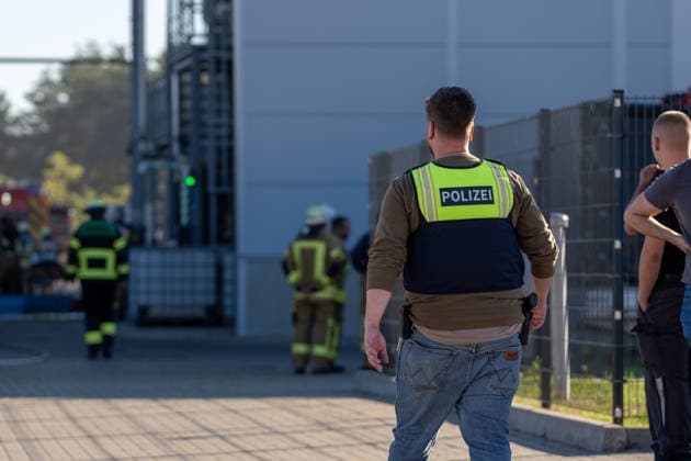 Maschinenbrand in Lagerhalle starke Rauchentwicklung Firmengebäude evakuiert Am Dienstag, 06.10.2026, kam es in Alzenau im Landkreis Aschaffenburg zu einem Maschinenbrand. Das Feuer entstand an einer Maschine im Bereich der Elektrik und verursachte starke Rauchentwicklung in Halle und Büros. Die Feuerwehr löschte den Brand zügig, das Gebäude wurde entraucht. Es gab keine Verletzten, rund 80 Einsatzkräfte waren vor Ort. Alzenau Bayern Deutschland