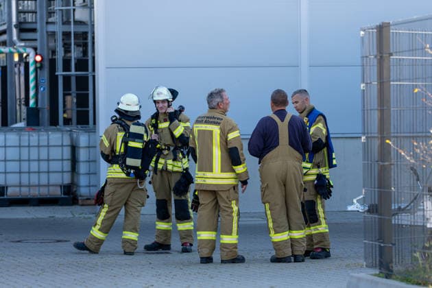 Maschinenbrand in Lagerhalle starke Rauchentwicklung Firmengebäude evakuiert Am Dienstag, 06.10.2026, kam es in Alzenau im Landkreis Aschaffenburg zu einem Maschinenbrand. Das Feuer entstand an einer Maschine im Bereich der Elektrik und verursachte starke Rauchentwicklung in Halle und Büros. Die Feuerwehr löschte den Brand zügig, das Gebäude wurde entraucht. Es gab keine Verletzten, rund 80 Einsatzkräfte waren vor Ort. Alzenau Bayern Deutschland