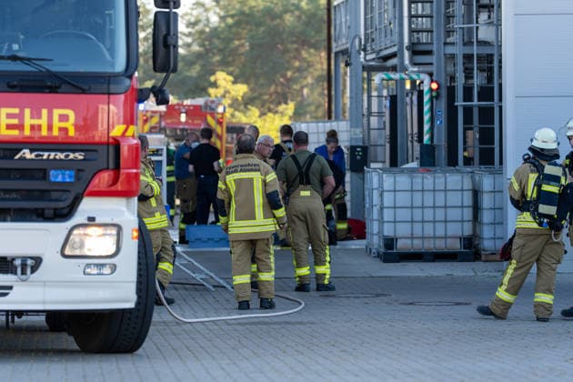 Maschinenbrand in Lagerhalle starke Rauchentwicklung Firmengebäude evakuiert Am Dienstag, 06.10.2026, kam es in Alzenau im Landkreis Aschaffenburg zu einem Maschinenbrand. Das Feuer entstand an einer Maschine im Bereich der Elektrik und verursachte starke Rauchentwicklung in Halle und Büros. Die Feuerwehr löschte den Brand zügig, das Gebäude wurde entraucht. Es gab keine Verletzten, rund 80 Einsatzkräfte waren vor Ort. Alzenau Bayern Deutschland