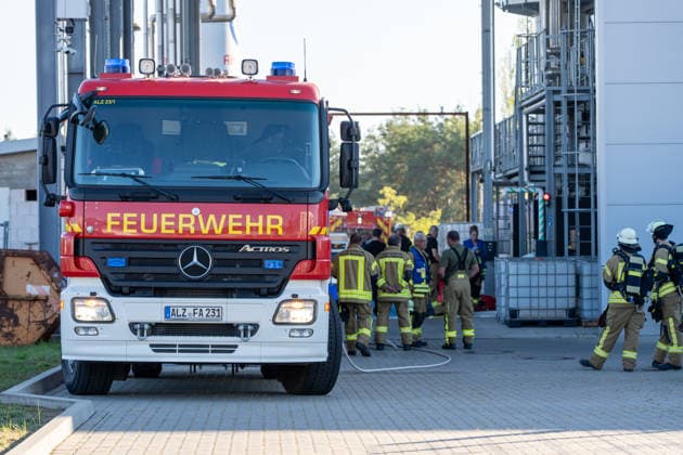Maschinenbrand in Lagerhalle starke Rauchentwicklung Firmengebäude evakuiert Am Dienstag, 06.10.2026, kam es in Alzenau im Landkreis Aschaffenburg zu einem Maschinenbrand. Das Feuer entstand an einer Maschine im Bereich der Elektrik und verursachte starke Rauchentwicklung in Halle und Büros. Die Feuerwehr löschte den Brand zügig, das Gebäude wurde entraucht. Es gab keine Verletzten, rund 80 Einsatzkräfte waren vor Ort. Alzenau Bayern Deutschland