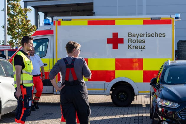 Maschinenbrand in Lagerhalle starke Rauchentwicklung Firmengebäude evakuiert Am Dienstag, 06.10.2026, kam es in Alzenau im Landkreis Aschaffenburg zu einem Maschinenbrand. Das Feuer entstand an einer Maschine im Bereich der Elektrik und verursachte starke Rauchentwicklung in Halle und Büros. Die Feuerwehr löschte den Brand zügig, das Gebäude wurde entraucht. Es gab keine Verletzten, rund 80 Einsatzkräfte waren vor Ort. Alzenau Bayern Deutschland