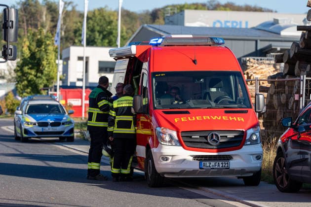 Maschinenbrand in Lagerhalle starke Rauchentwicklung Firmengebäude evakuiert Am Dienstag, 06.10.2026, kam es in Alzenau im Landkreis Aschaffenburg zu einem Maschinenbrand. Das Feuer entstand an einer Maschine im Bereich der Elektrik und verursachte starke Rauchentwicklung in Halle und Büros. Die Feuerwehr löschte den Brand zügig, das Gebäude wurde entraucht. Es gab keine Verletzten, rund 80 Einsatzkräfte waren vor Ort. Alzenau Bayern Deutschland