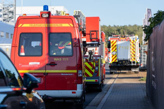 Maschinenbrand in Lagerhalle starke Rauchentwicklung Firmengebäude evakuiert Am Dienstag, 06.10.2026, kam es in Alzenau im Landkreis Aschaffenburg zu einem Maschinenbrand. Das Feuer entstand an einer Maschine im Bereich der Elektrik und verursachte starke Rauchentwicklung in Halle und Büros. Die Feuerwehr löschte den Brand zügig, das Gebäude wurde entraucht. Es gab keine Verletzten, rund 80 Einsatzkräfte waren vor Ort. Alzenau Bayern Deutschland
