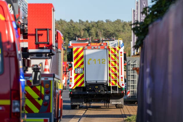 Maschinenbrand in Lagerhalle starke Rauchentwicklung Firmengebäude evakuiert Am Dienstag, 06.10.2026, kam es in Alzenau im Landkreis Aschaffenburg zu einem Maschinenbrand. Das Feuer entstand an einer Maschine im Bereich der Elektrik und verursachte starke Rauchentwicklung in Halle und Büros. Die Feuerwehr löschte den Brand zügig, das Gebäude wurde entraucht. Es gab keine Verletzten, rund 80 Einsatzkräfte waren vor Ort. Alzenau Bayern Deutschland