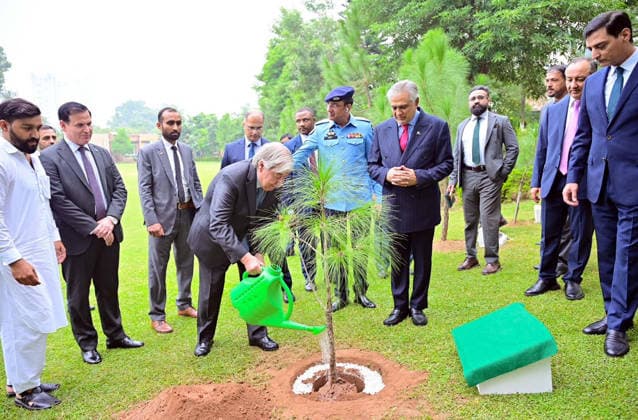 RECORD DATE NOT STATED UN Secretary-General, Antonio Guterres planting a sapling at the Ministry of Foreign Affairs in Islamabad on Tuesday, October 6, 2026. (PPI Images). EDITORIAL USE ONLY Copyright: xx SA-ZM-061026x ppiphotos489287