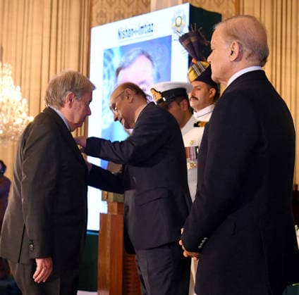 RECORD DATE NOT STATED President, Asif Ali Zardari conferring Nishan-e-Imtiaz on Antonio Guterres, Secretary-General United Nations (UN) during a special investiture ceremony held at Aiwan-e-Sadr in Islamabad on Tuesday, October 6, 2026. (PPI Images). EDITORIAL USE ONLY Copyright: xx SA-ZM-061026x ppiphotos489265