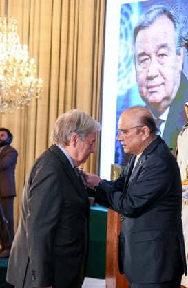 RECORD DATE NOT STATED President, Asif Ali Zardari conferring Nishan-e-Imtiaz on Antonio Guterres, Secretary-General United Nations (UN) during a special investiture ceremony held at Aiwan-e-Sadr in Islamabad on Tuesday, October 6, 2026. (PPI Images). EDITORIAL USE ONLY Copyright: xx SA-ZM-061026x ppiphotos489266