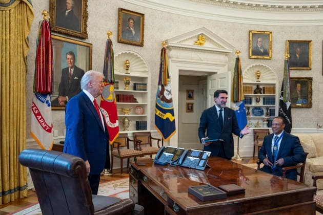 October 6, 2026, Washington, Dc, United States of America: U.S. President Donald Trump meets with golfer Tiger Woods and PGA Tour leaders at the Resolute Desk in the Oval Office of the White House, February 20, 2025 in Washington, D.C. Woods, who received the Presidential Medal of Freedom from Trump in 2019, joined PGA Tour leaders at the White House for talks on a proposed deal with Saudi ArabiaÃ¢â‚¬â ¢s Public Investment Fund before Trump introduced him as a surprise guest at a Black History Month reception. Washington United States of America - ZUMAp138 20261006_zaa_p138_022 Copyright: xJoycexN.xBoghosian WhitexHousex