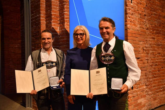 Ulrike Scharf (Bayerische Staatsministerin) und Alexander und Thomas Huber (Huber-Baum) Verleihung der Bayerischen Staatsmedaille für soziale Verdienste 2026 Allerheiligen-Hofkirche München 06. Oktober 2026