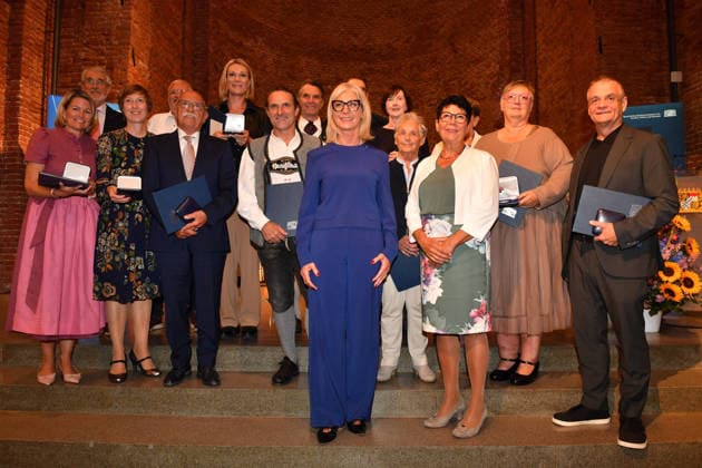 Ulrike Scharf (Bayerische Staatsministerin) mit allen Preisträger Verleihung der Bayerischen Staatsmedaille für soziale Verdienste 2026 Allerheiligen-Hofkirche München 06. Oktober 2026