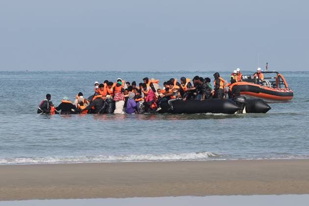 Small Boat Migrants Depart PHOTOPQR VOIX DU NORD Marc Demeure October 6, 2026 Gravelines, October 6, 2026 Migrants attempt to board a semi-rigid boat that has come to pick them up. Having departed from the beaches of Dunkirk with about twenty people, the small boat approaches the beach at Gravelines to pick up other would-be migrants bound for England, including women and children. Photo by MARC DEMEURE, La Voix du Nord, Gravelines, northern France, Oct. 6, 2026 Migrants attempt to board a semi-rigid inflatable boat that has come to pick them up. Having left the beaches of Dunkirk with about twenty people on board, the small boat approaches the beach at Gravelines to pick up other would-be migrants bound for England, including women and ch Copyright: xPHOTOPQR VOIXxDUxNORD MAXPPPxMarcxDemeurex 20261006VDN5428 20261006VDN5428