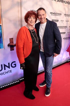 Regina Ziegler und Sebastian Fitzek bei der Heimsuchung Film Premiere am 6.10.2026 im Kino International in Berlin Regina Ziegler and Sebastian Fitzek attend the premiere of Heimsuchung The Beloved at Kino International on October 6, 2026l in Berlin, Germany Heimsuchung Filmpremiere in Berlin