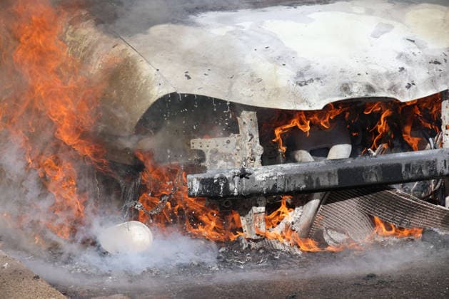 Seat geht in Flammen auf 06.10.2026, Chemnitz, Jahnstraße, Gegen 13:15 wurden die Ksmeraden der Feuerwehr Chemnitz auf die Jahnstraße gerufen. Dort sollte ein Seat in Flammen stehen. Bei eintreffen der Feuerwehr bestätigte sich die Meldung. Ein PKW seat stand in Vollbrand. Trotz des schnellen löschens der Feuerwehr wahr das Fahrzueg nicht mehr zuretten und brannte komplett aus. Zur Brandursache wird nun ermittelt. Verletzt wurde niemand. Weitere Infos PD-Chemnitz. Chemnitz Sachsen Deutschland