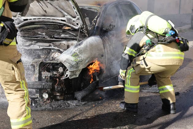 Seat geht in Flammen auf 06.10.2026, Chemnitz, Jahnstraße, Gegen 13:15 wurden die Ksmeraden der Feuerwehr Chemnitz auf die Jahnstraße gerufen. Dort sollte ein Seat in Flammen stehen. Bei eintreffen der Feuerwehr bestätigte sich die Meldung. Ein PKW seat stand in Vollbrand. Trotz des schnellen löschens der Feuerwehr wahr das Fahrzueg nicht mehr zuretten und brannte komplett aus. Zur Brandursache wird nun ermittelt. Verletzt wurde niemand. Weitere Infos PD-Chemnitz. Chemnitz Sachsen Deutschland