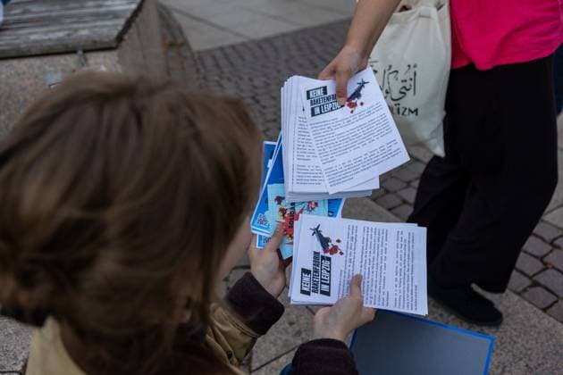 Protest in Leipzig Against the Opening of Covenant Factory Protest in Leipzig Against the Opening of Covenant Factory LEIPZIG, GERMANY, OCTOBER 6, 2026: Around 250 people gathered at Augustusplatz in Leipzig following the opening of a new Covenant factory. Demonstrators carried banners and placards and collected signatures during the rally, voicing their opposition to the expansion of arms production in the city. The protest brought together activists and members of peace groups in Leipzig™s city centre. Leipzig Germany Copyright: x xMariaxCastrox xJNAxPressx