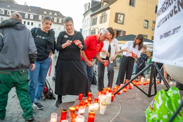 Saarbrücken Heute wählte der Landtag von Sachsen-Anhalt seinen Präsidenten. Und die AfD brachte mit Stimmen der Partei BSW erstmals seit 1945 einen faschistischen Landtagspräsidenten ins Amt. Dagegen richtet sich unsere Mahnwache, sagte Nicole Gromball, als Sprecherin der AfD-Verbot Jetzt! - Lokalgruppe Saarland, die Dienstagabend (6.10.2026) zu einer Mahnwache auf den St. Johanner Markt eingeladen hatte. Der heutige Tag ist eine Schande für die Demonkratie, fügte sie hinzu. Man müsse sich Sorgen um die Landtagswahlen im Saarland im kommenden Jahr machen. Hohe Ergebnisse für die AfD seien zu befürchten. Viele Menschen aus marginalisierten Gruppen in Sachsen-Anhalt fühlten sich schon jetzt von der angekündigten A bub