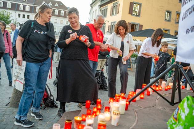 Saarbrücken Heute wählte der Landtag von Sachsen-Anhalt seinen Präsidenten. Und die AfD brachte mit Stimmen der Partei BSW erstmals seit 1945 einen faschistischen Landtagspräsidenten ins Amt. Dagegen richtet sich unsere Mahnwache, sagte Nicole Gromball, als Sprecherin der AfD-Verbot Jetzt! - Lokalgruppe Saarland, die Dienstagabend (6.10.2026) zu einer Mahnwache auf den St. Johanner Markt eingeladen hatte. Der heutige Tag ist eine Schande für die Demonkratie, fügte sie hinzu. Man müsse sich Sorgen um die Landtagswahlen im Saarland im kommenden Jahr machen. Hohe Ergebnisse für die AfD seien zu befürchten. Viele Menschen aus marginalisierten Gruppen in Sachsen-Anhalt fühlten sich schon jetzt von der angekündigten A bub