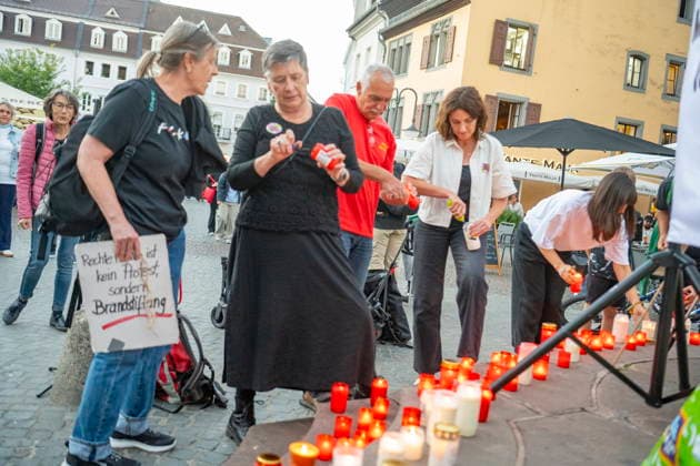 Saarbrücken Heute wählte der Landtag von Sachsen-Anhalt seinen Präsidenten. Und die AfD brachte mit Stimmen der Partei BSW erstmals seit 1945 einen faschistischen Landtagspräsidenten ins Amt. Dagegen richtet sich unsere Mahnwache, sagte Nicole Gromball, als Sprecherin der AfD-Verbot Jetzt! - Lokalgruppe Saarland, die Dienstagabend (6.10.2026) zu einer Mahnwache auf den St. Johanner Markt eingeladen hatte. Der heutige Tag ist eine Schande für die Demonkratie, fügte sie hinzu. Man müsse sich Sorgen um die Landtagswahlen im Saarland im kommenden Jahr machen. Hohe Ergebnisse für die AfD seien zu befürchten. Viele Menschen aus marginalisierten Gruppen in Sachsen-Anhalt fühlten sich schon jetzt von der angekündigten A bub