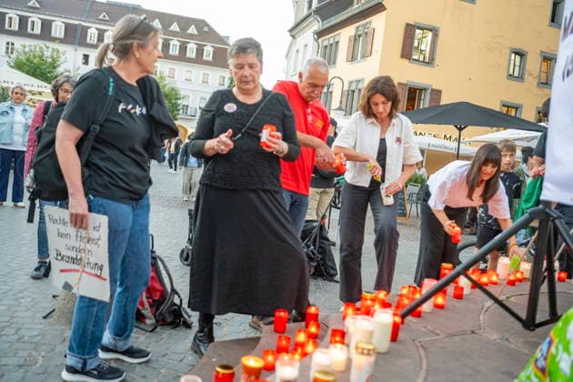 Saarbrücken Heute wählte der Landtag von Sachsen-Anhalt seinen Präsidenten. Und die AfD brachte mit Stimmen der Partei BSW erstmals seit 1945 einen faschistischen Landtagspräsidenten ins Amt. Dagegen richtet sich unsere Mahnwache, sagte Nicole Gromball, als Sprecherin der AfD-Verbot Jetzt! - Lokalgruppe Saarland, die Dienstagabend (6.10.2026) zu einer Mahnwache auf den St. Johanner Markt eingeladen hatte. Der heutige Tag ist eine Schande für die Demonkratie, fügte sie hinzu. Man müsse sich Sorgen um die Landtagswahlen im Saarland im kommenden Jahr machen. Hohe Ergebnisse für die AfD seien zu befürchten. Viele Menschen aus marginalisierten Gruppen in Sachsen-Anhalt fühlten sich schon jetzt von der angekündigten A bub