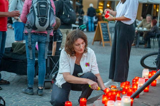 Saarbrücken Heute wählte der Landtag von Sachsen-Anhalt seinen Präsidenten. Und die AfD brachte mit Stimmen der Partei BSW erstmals seit 1945 einen faschistischen Landtagspräsidenten ins Amt. Dagegen richtet sich unsere Mahnwache, sagte Nicole Gromball, als Sprecherin der AfD-Verbot Jetzt! - Lokalgruppe Saarland, die Dienstagabend (6.10.2026) zu einer Mahnwache auf den St. Johanner Markt eingeladen hatte. Der heutige Tag ist eine Schande für die Demonkratie, fügte sie hinzu. Man müsse sich Sorgen um die Landtagswahlen im Saarland im kommenden Jahr machen. Hohe Ergebnisse für die AfD seien zu befürchten. Viele Menschen aus marginalisierten Gruppen in Sachsen-Anhalt fühlten sich schon jetzt von der angekündigten A bub