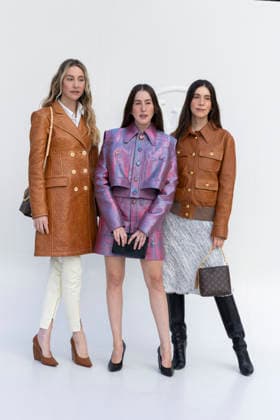 Este Haim, Alana Haim, and Danielle Haim at the photocall for the Louis Vuitton Women’s Ready-to-Wear Spring Summer 2027 show during Paris Fashion Week (PFW) at the Cité internationale universitaire de Paris, France, on October 6, 2026. Olivier Borde, Bestimage. Photocall at the Louis Vuitton Women’s Ready-to-Wear Spring Summer 2027 show as part of Paris Fashion Week on October 6, 2026, in Paris, France.  Copyright: xOLIVIERxBORDEx xBESTIMAGExOLIVIERxBORDEx xBESTIMAGEx