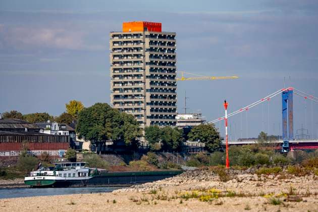 Extremes Niedrigwasser am Rhein, hier bei Duisburg-Neuenkamp, trocken gefallenes Ufer, Pegel zur Zeit der Aufnahme bei 131cm in DU-Ruhrort, über 20cm unter der bisherigen je gemessnen Tiefstmarke von 2018, starke Einschränkungen für die Binnenschifffahrt, NRW, Deutschland Rhein Niedrigwasser