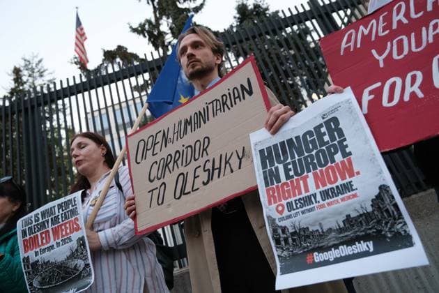 October 6, 2026, Warsaw, Masovian Voivodeship, Poland: Protesters hold placards calling for humanitarian aid during a demonstration outside the US Embassy in Warsaw protesting the humanitarian crisis in Russian-occupied Oleshky. The protest was organized by Poland s Ukrainian diaspora as an appeal to Ukraine s international partners to step up diplomatic efforts to support civilians trapped in Oleshky with humanitarian aid and the possibility of evacuation. Warsaw Poland  - ZUMAk204 20261006_zip_k204_002 Copyright: xRomanxKozielx