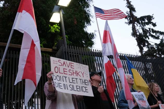 October 6, 2026, Warsaw, Masovian Voivodeship, Poland: Protesters hold Ukrainian and Belarusian opposition flags as well as placards calling for international humanitarian action during a demonstration outside the US Embassy in Warsaw protesting the humanitarian crisis in Russian-occupied Oleshky. The protest was organized by Poland s Ukrainian diaspora as an appeal to Ukraine s international partners to step up diplomatic efforts to support civilians trapped in Oleshky with humanitarian aid and the possibility of evacuation. Warsaw Poland  - ZUMAk204 20261006_zip_k204_006 Copyright: xRomanxKozielx