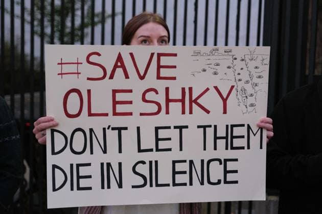 October 6, 2026, Warsaw, Masovian Voivodeship, Poland: A protester holds a placard that reads save Oleshky, don t let them die in silence during a demonstration outside the US Embassy in Warsaw protesting the humanitarian crisis in Russian-occupied Oleshky. The protest was organized by Poland s Ukrainian diaspora as an appeal to Ukraine s international partners to step up diplomatic efforts to support civilians trapped in Oleshky with humanitarian aid and the possibility of evacuation. Warsaw Poland  - ZUMAk204 20261006_zip_k204_007 Copyright: xRomanxKozielx