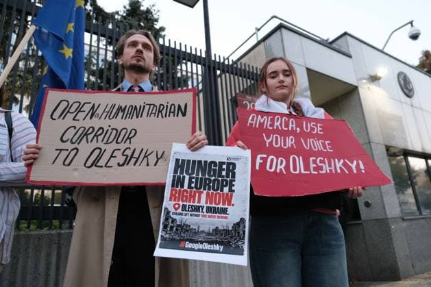 October 6, 2026, Warsaw, Masovian Voivodeship, Poland: Protesters hold placards calling for international humanitarian action during a demonstration outside the US Embassy in Warsaw protesting the humanitarian crisis in Russian-occupied Oleshky. The protest was organized by Poland s Ukrainian diaspora as an appeal to Ukraine s international partners to step up diplomatic efforts to support civilians trapped in Oleshky with humanitarian aid and the possibility of evacuation. Warsaw Poland - ZUMAk204 20261006_zip_k204_004 Copyright: xRomanxKozielx