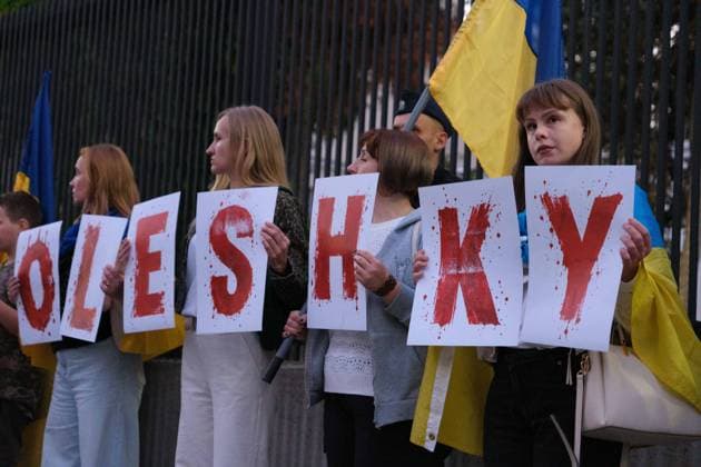 October 6, 2026, Warsaw, Masovian Voivodeship, Poland: Protesters hold placards that spell out Oleshky during a demonstration outside the US Embassy in Warsaw protesting the humanitarian crisis in Russian-occupied Oleshky. The protest was organized by Poland s Ukrainian diaspora as an appeal to Ukraine s international partners to step up diplomatic efforts to support civilians trapped in Oleshky with humanitarian aid and the possibility of evacuation. Warsaw Poland  - ZUMAk204 20261006_zip_k204_012 Copyright: xRomanxKozielx